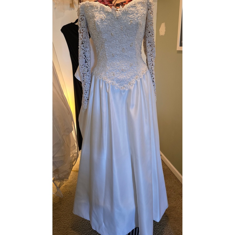 Beautiful Vintage Lace Long Sleeve Wedding Dress Basque Waist Pearl Sequin Gown